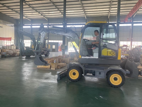 欢迎德州经销商前来济宁k8凯发工程机械有限公司参观试车