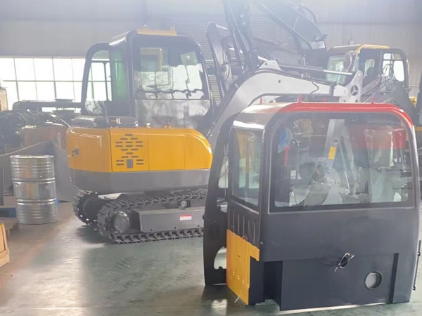 40度炎热天气高温，国外客户定制轮挖，附带辅具贝壳斗，装柜发货